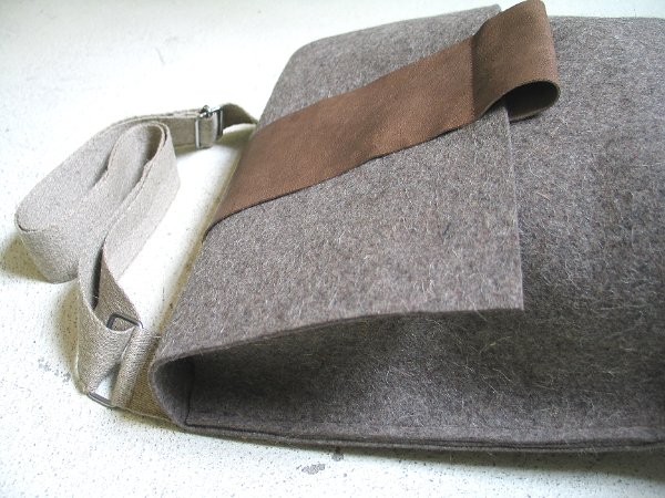 010_DEEP_Schultertasche_Classic15_Wollfilz Nature-Leder_7827